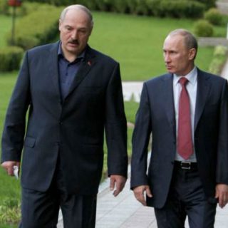 Russian Prime Minister Vladimir Putin (R) speaks on May 19, 2011 with Belarussian President Alexander Lukashenko at a presidential residence outside Minsk. Russia said on May 19 its cash-strapped neighbor Belarus would  have to wait at least until next month before it received a bailout loan to help fill its cash-starved state coffers.  AFP PHOTO/ RIA-NOVOSTI/ ALEXEI NIKOLSKY