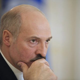 Правительство Белоруссии констатировало «макроэкономическую стабилизацию», а президент распорядился повысить среднюю зарплату на 30% уже в следующем году.