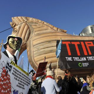 Решение Бельгии заблокировать ратификацию договора о свободной торговле между ЕС и Канадой (CETA) затормозило процесс переговоров по Трансатлантическому соглашению о партнерстве в области торговли и инвестиций (TTIP) с США.