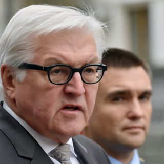 Германия, Франция и Украина разрабатывают новый план урегулирования в Донбассе.
