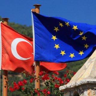 Волна энтузиазма в турецком обществе по поводу вступления в ЕС, достигшая пика примерно в 2005 году, сменилась разочарованием.