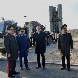 Президент Азербайджана Ильхам Алиев по-прежнему прибегает к угрозам возобновить военные действия.
