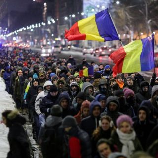 Самые масштабные за 25 лет протесты в Румынии, вызванные попыткой властей частично декриминализовать коррупцию, заставили президента Клауса Йоханниса принять меры, чтобы успокоить население.