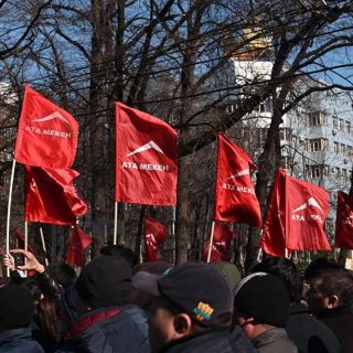 В Киргизии набирают силу акции протеста из-за взятия под стражу Омурбека Текебаева
