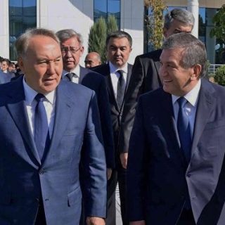 В Казахстан с двухдневным государственным визитом прибывает президент Узбекистана Шавкат Мирзиеев.