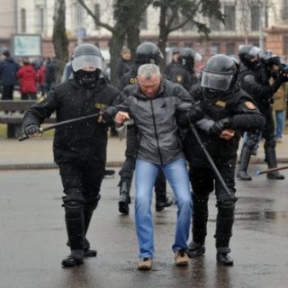 Реакция Запада на разгоны протестов в Белоруссии пока остается сдержанной