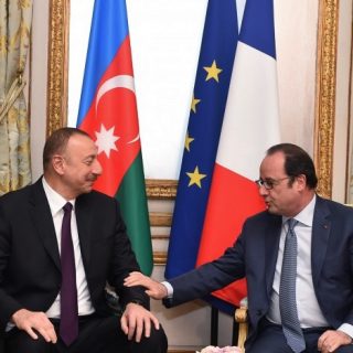 почему уходящий Олланд взялся активно за Карабах?