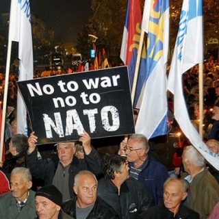 Граждане Черногории требуют проведения референдума по поводу вступления страны в НАТО