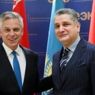 Глава ЕЭК Тигран Саркисян и посол США в РФ Джон Хантсман