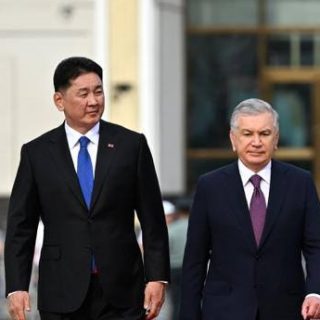 Ухнаагийн Хурэлсух и Шавкат Мирзиёев