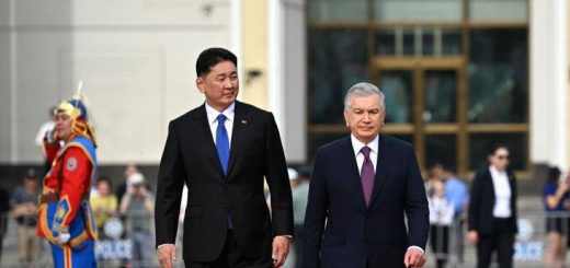 Ухнаагийн Хурэлсух и Шавкат Мирзиёев